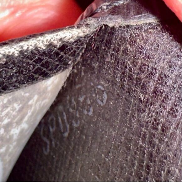 Louis Vuitton Epi Leather Slim Bifold Wallet W/ Certificate of Authenticity - Picture 9 of 13